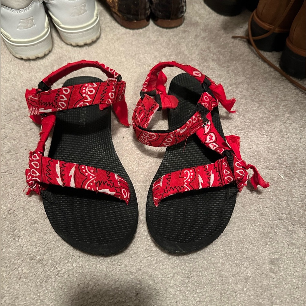 Arizona Love Bandana Sandals red. Size 9 pre owned